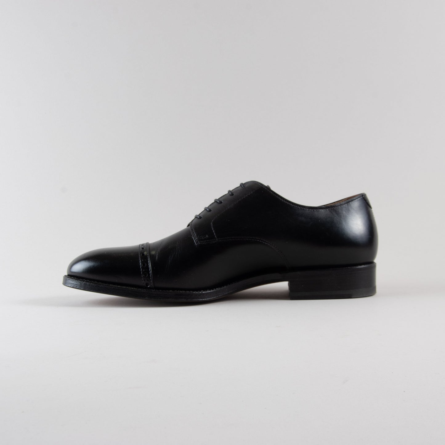 MATTEO - Black leather Derby with perforated tip